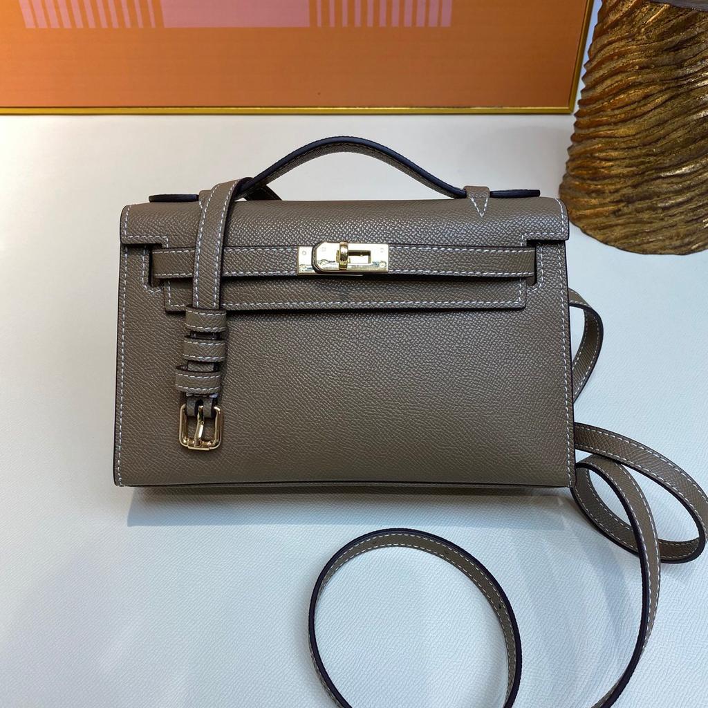 Velkoobchodní nová generace jednoduchá malá čtvercová taška přes jedno rameno šikmo přenosná první vrstva hovězí kůže dámská taška šicí linka