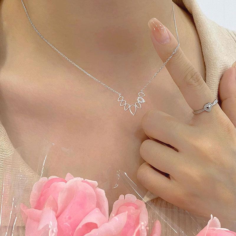 Small Fresh Hollow Leaf Necklace with Niche Design, Simple Temperament, Collarbone Chain, New Trend