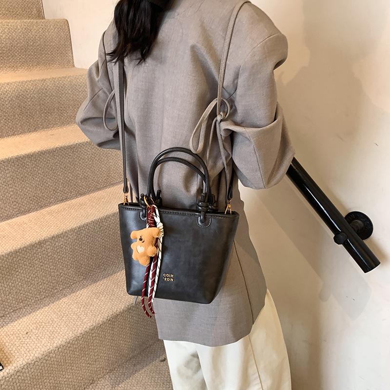 Commuter leisure bag women's large capacity 2025 new autumn and winter retro versatile shoulder bag simple tote bag