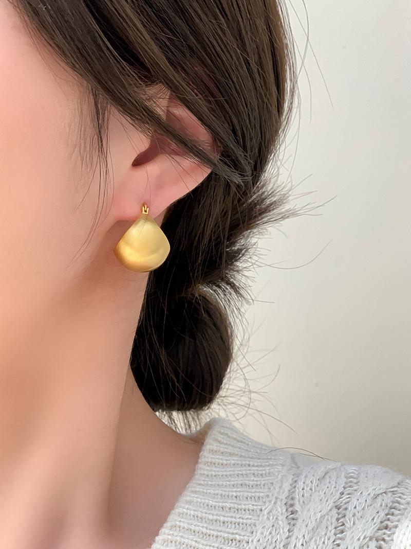 

European and American fashionable matte brushed metal beanie three-dimensional ball earrings cold wind niche earrings women
