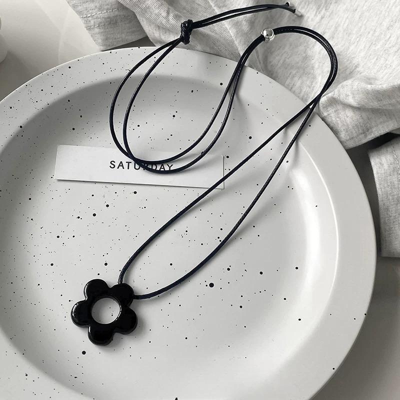 Collier Élégant avec Pendentif Fleur en Résine et Longue Chaîne, Chaîne Corde Ajustable, Chaîne Pull, Pendentif Charme Fait Main, Collier Décontracté