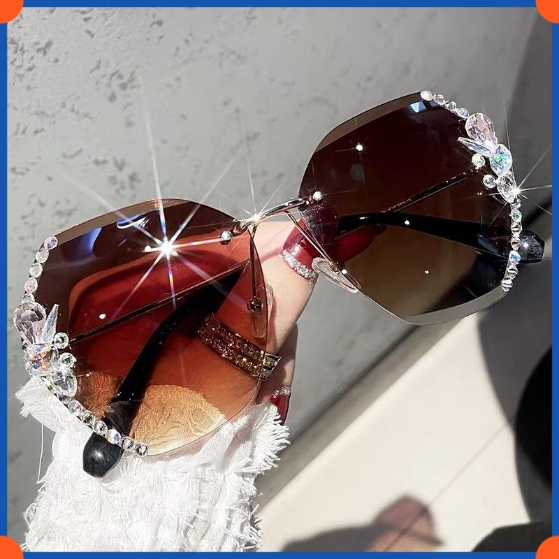 

2025 Модные солнцезащитные очки в европейском стиле для женщин