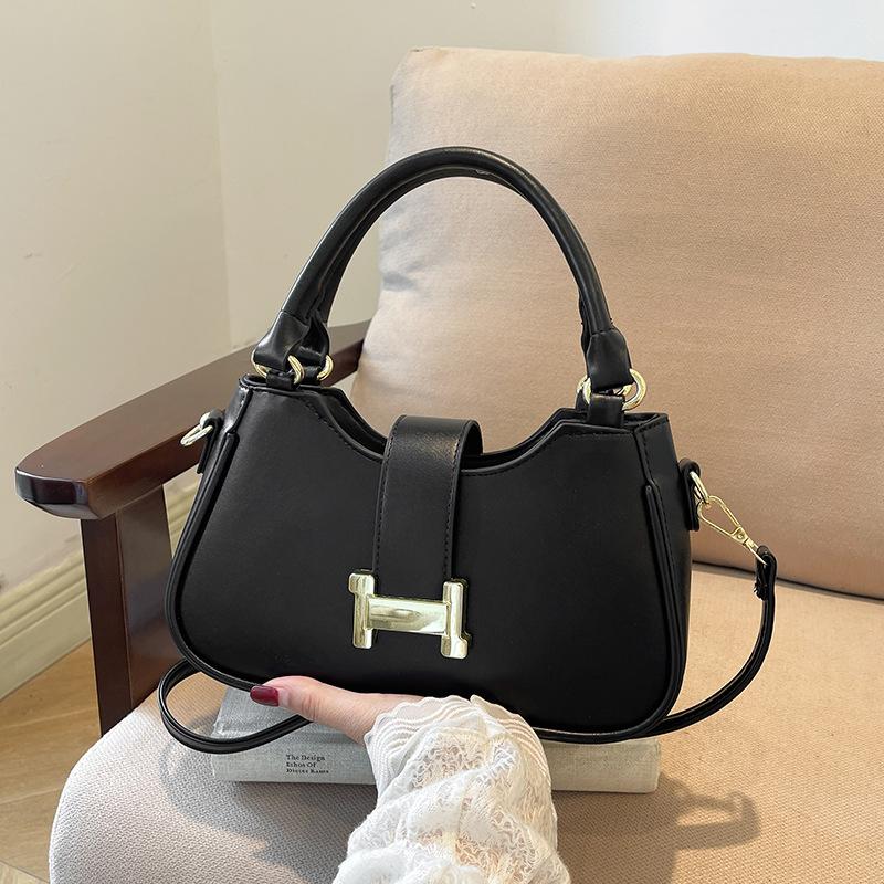 

Трендовая сумка женская сумка осень и зима универсальная 2025 новая маленькая сумка модная сумка через плечо и мессенджер с H-образной пряжкой высококлассная сумочка чёрный