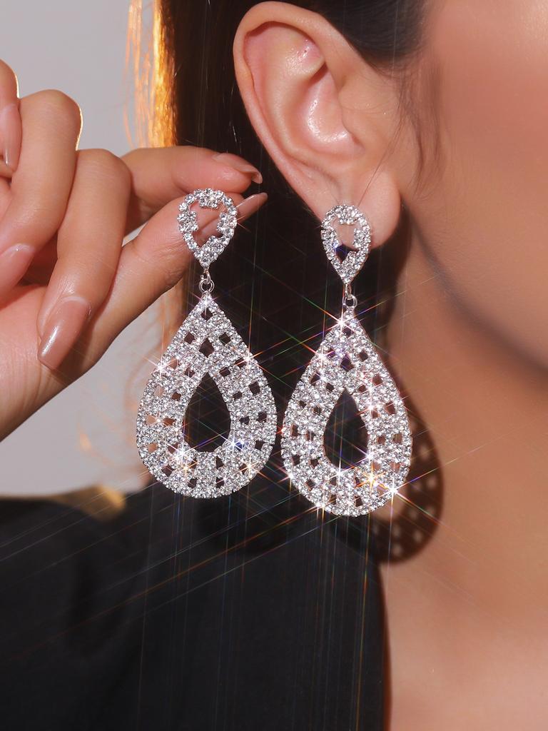 Luxuriöse Ohrringe mit langen Fransen und Strasssteinen