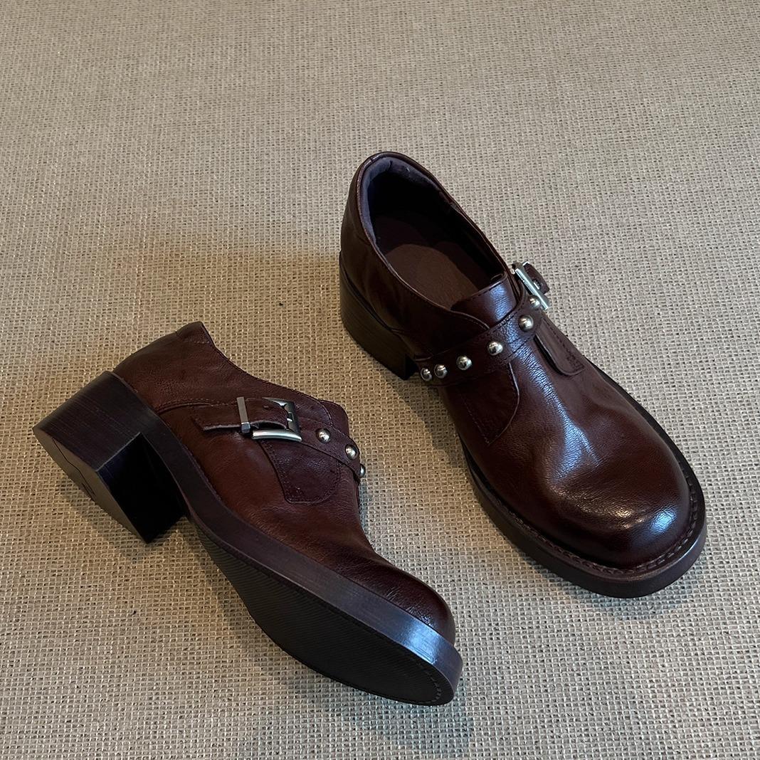 Модные клепаные британский стиль маленькие кожаные туфли коричневые маленькие однотонные туфли женские на толстом каблуке 40 коричневый 3890₽