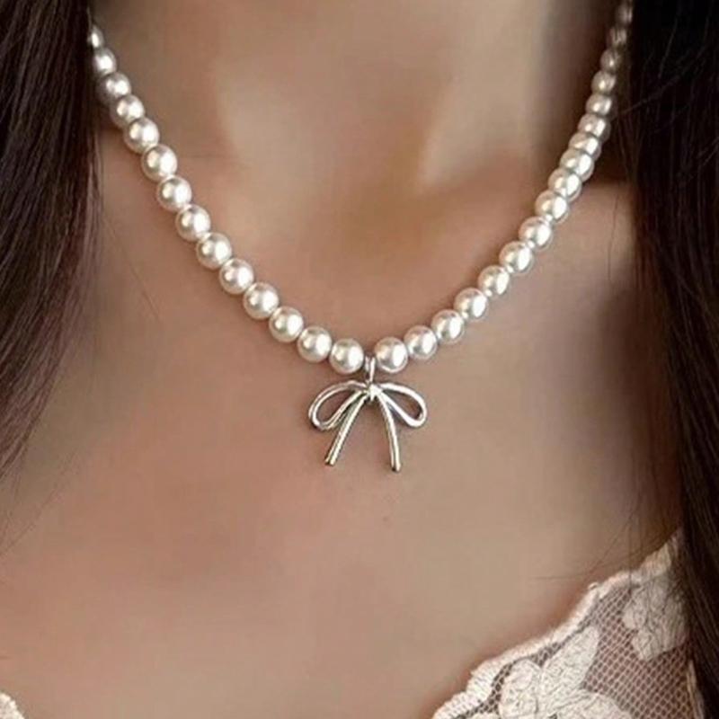 1pc Pearl Butterfly Pendant Necklace, Elegant Party Necklace, Versatile for Daily Commute, Pearl Choker Necklace