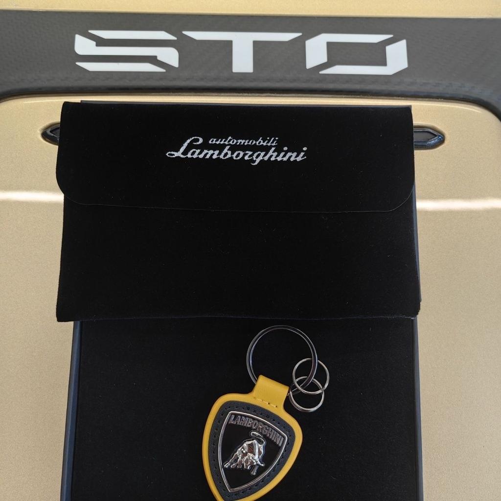 For Lamborghini Urus Huracan Aventador Premium Shield Keychain Car Genuine Box Set Classic Foreign Trade Gift Auto Headrest