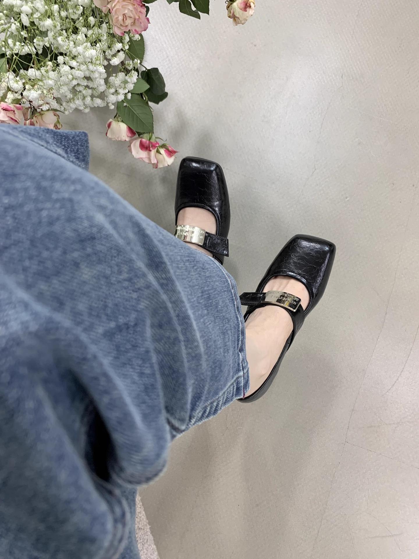 

Она может быть удобной и универсальной, с внутренней высотой и мягкой подошвой.. Туфли Мэри Джейн 2025 новые металлические ремешок на подъеме на плоской подошве одинарные ш 35 чёрный