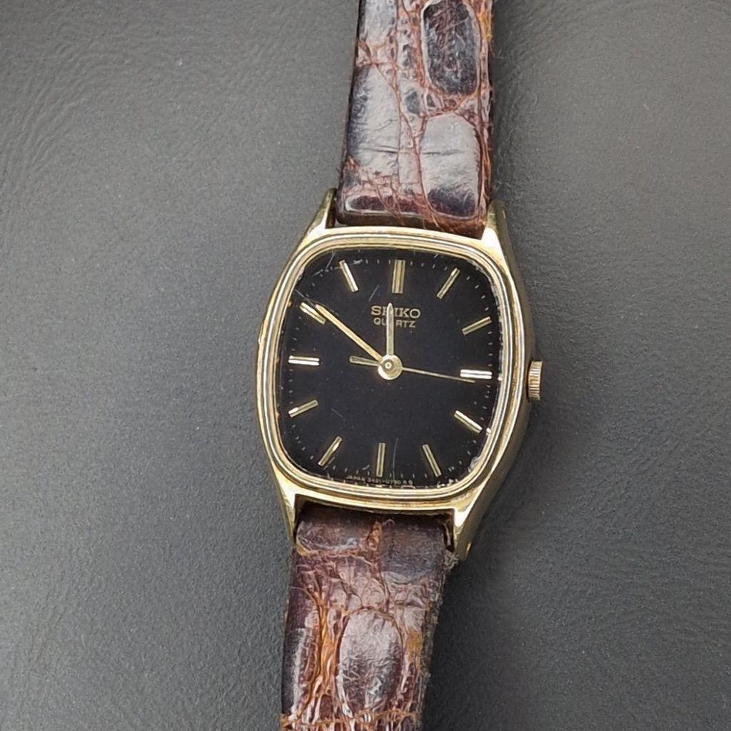 Gebruikt Werkende staat SEIKO Quartz Dameshorloge Zwarte Wijzerplaat Goud