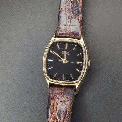 Gebruikt Werkende staat SEIKO Quartz Dameshorloge Zwarte Wijzerplaat Goud