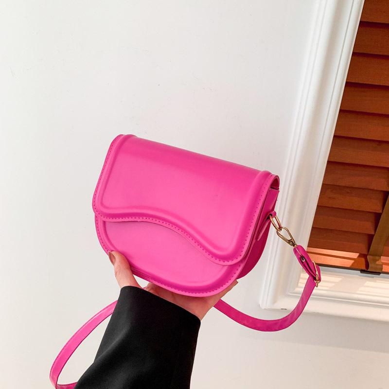 

Internet celebrity solid color texture chain shoulder messenger bag women s 2024 new versatile ins winter saddle bag women s bag рожевий червоний колір