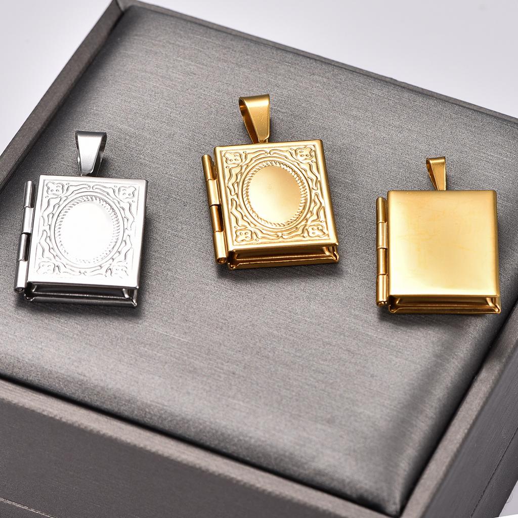 Collana con Ciondolo Medaglione Portafoto a Forma di Libro in Acciaio Inossidabile per Donne Uomini Intagliato Apribile Cornice per Foto Catena Charms Gioielli in Metallo