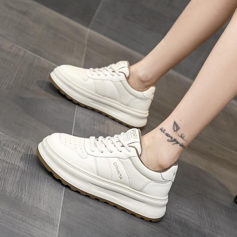 Beliebte Internet-Berühmtheit Samt-Plateau-Sneaker Damen neue Winter Studenten vielseitige Sport- und Freizeit-Board-Schuhe zwei Baumwolle