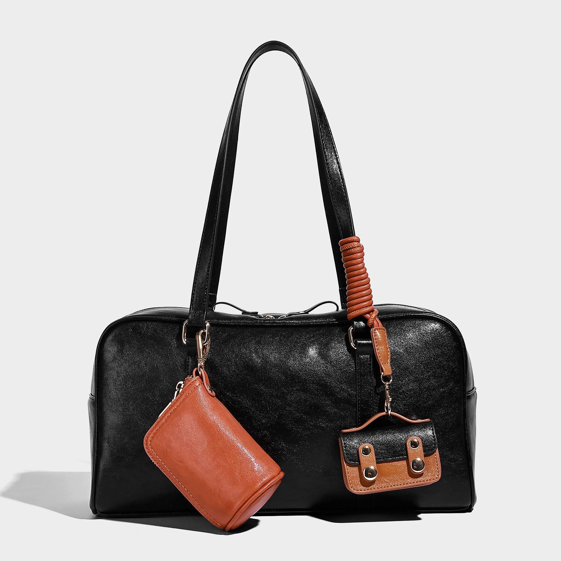 

Winter Vintage Large Capacity Women s Handbag 2025 New Commuting Versatile Shoulder Handbag Boston Pillow Bag 35*12*19CM чорний