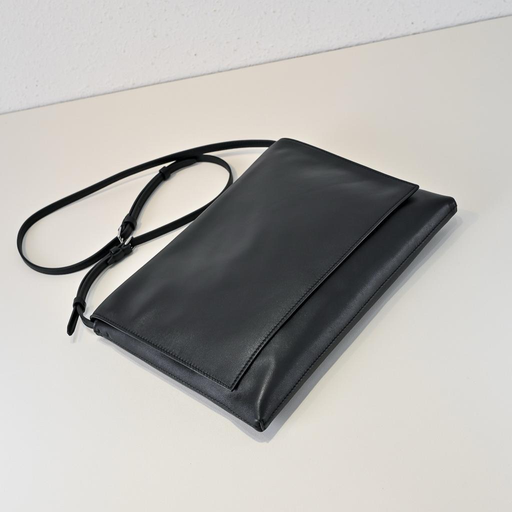 Niche minimalist mail carrier bag, simple envelope bag, sheepskin shoulder bag, all-steel hardware buckle, flip seam, armpit bag.
