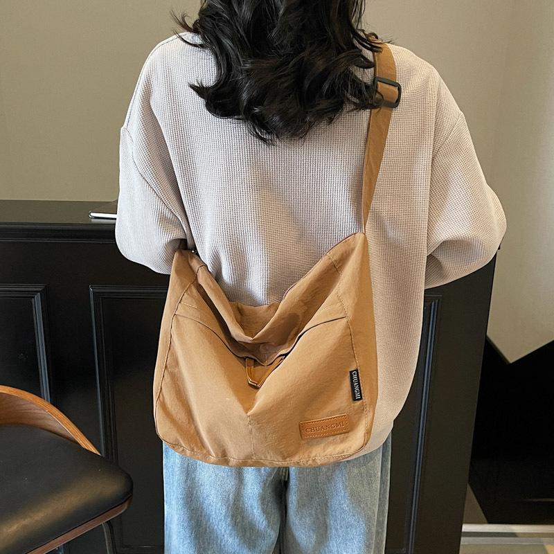 Japanese leisure lazy style student commuting tote bag large capacity simple solid color lightweight versatile messenger bag female