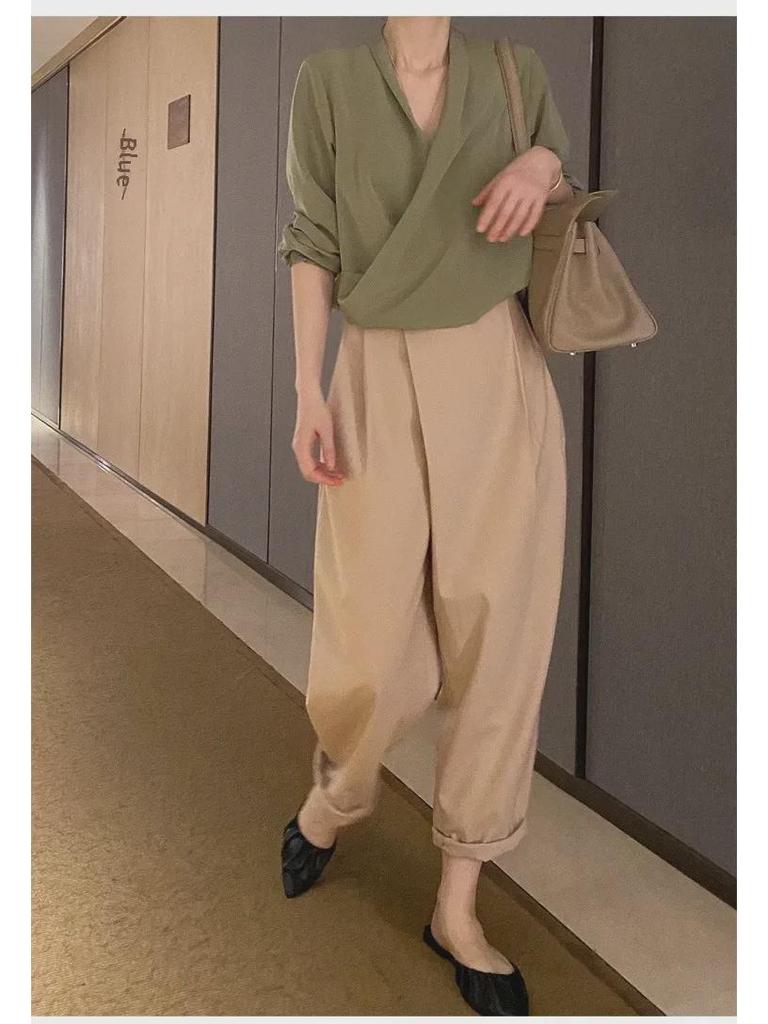 Asymetrické tričko s výstřihem do V s elegantním designem