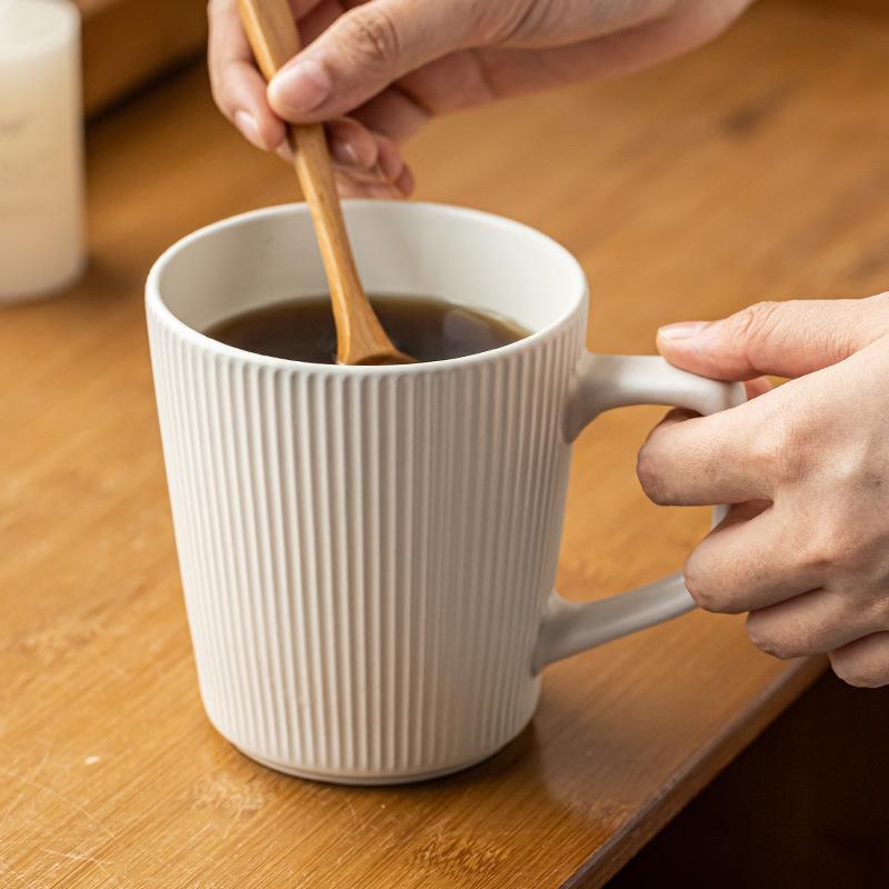 1Pc 500ml Embossed Ceramic Milk Coffee Mug Pure Color Striped Decoration with Handle Household Office Coffee Cup Water Cup Gift