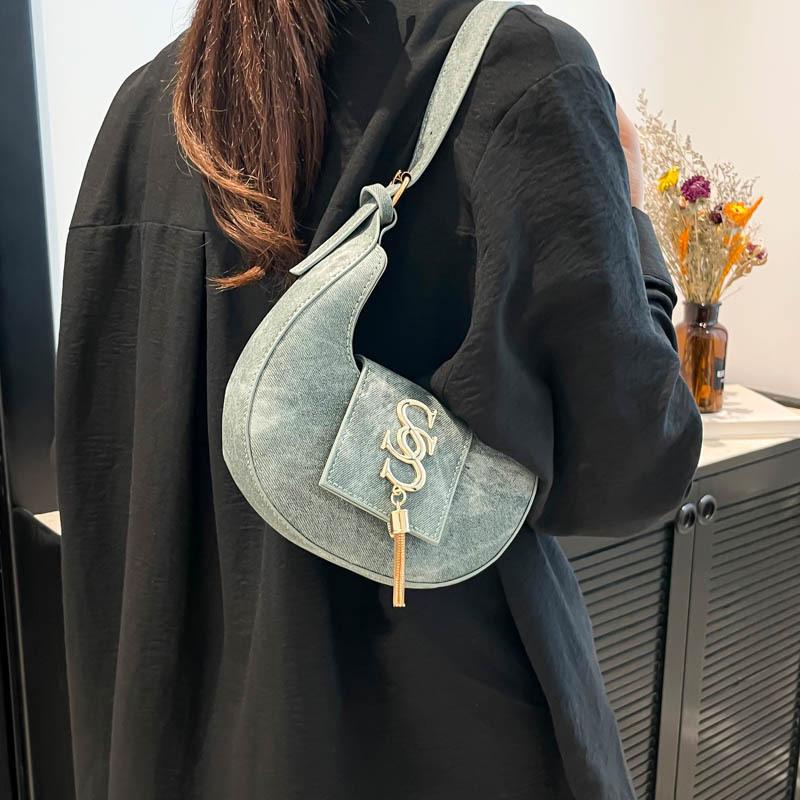 Popular Hardware Letters 2025 Spring Simple New Beautiful Personality Trend Fashion Hand Carry Armpit Crescent Women's Bag