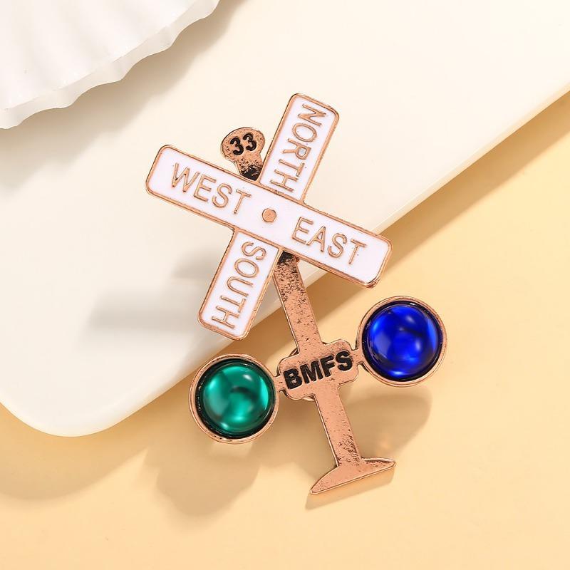 

2Pcs European American Fashion Direction Signs Metal Badges for Bags Accessories Traffic Lights Street Signs Brooches
