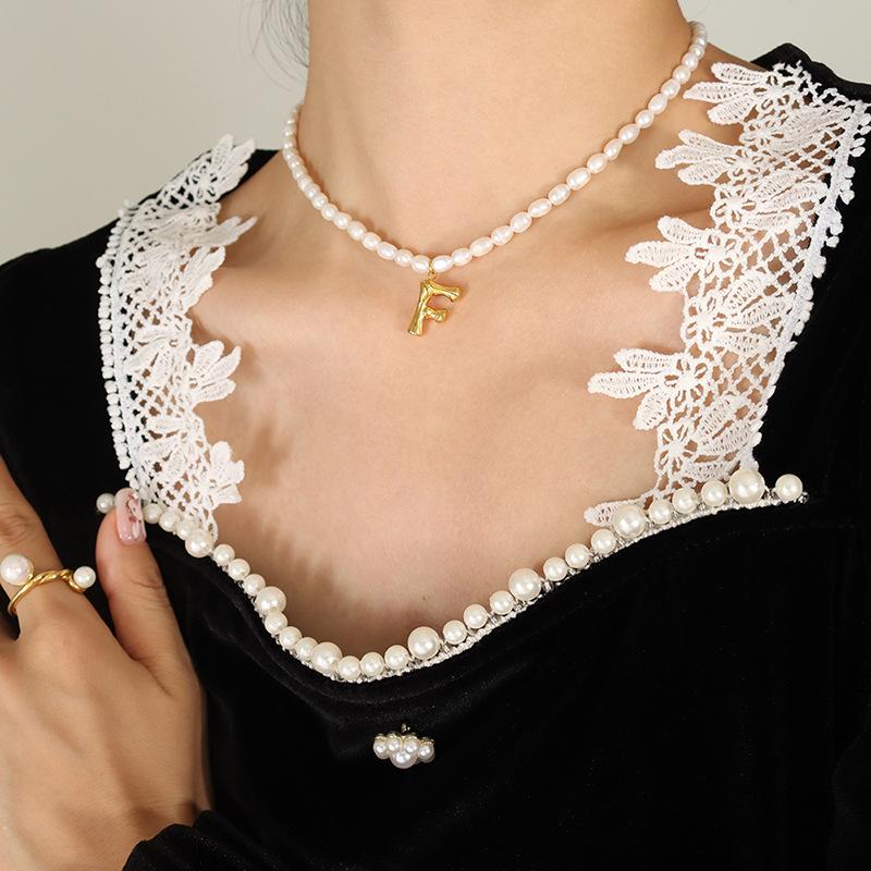 Party Banquet Gorgeous Non-Fading Light Luxury Design Freshwater Pearl Necklace 26 Letters Gold-Plated Pendant Collarbone Chain