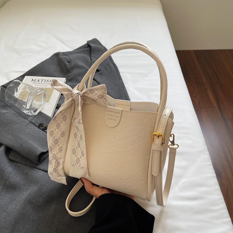 

Сумка через плечо Простая и модная сумочка Нишевая и стильная сумка через плечо Модная сумка через плечо для поездок бежевый