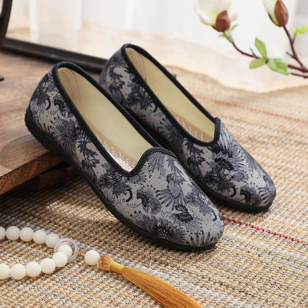 Lvtixin Women's Slip-On Soft Sole Shoes - Non-Slip, Flat, Ideal for Elderly and Middle-Aged Moms