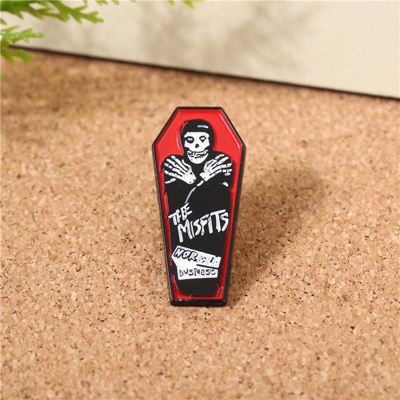 Dark red skull, Halloween funny punk metal brooch, personalized costume decoration pin badge