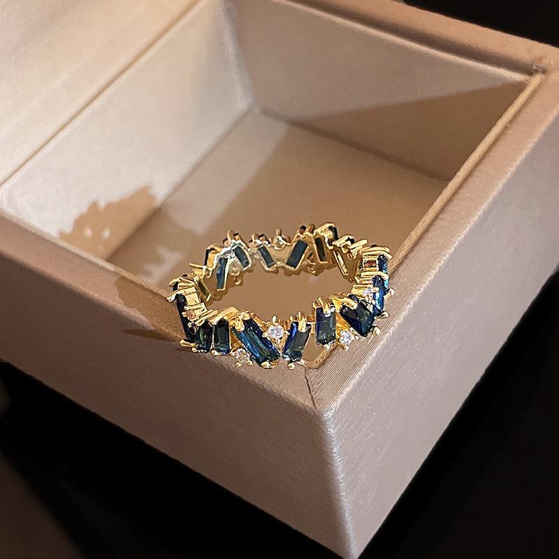 

Стильное золотое кольцо на указательный палец с цирконом и бриллиантом - Модные украшения в стиле легкой роскоши синий