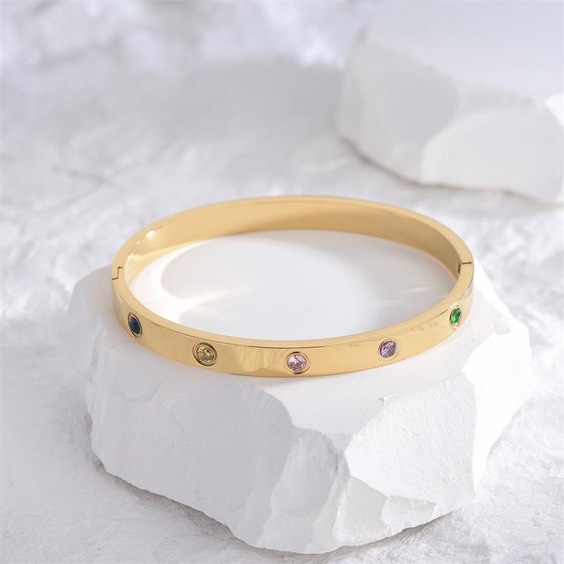 Neues Design Goldfarbe Zirkon und Kreuzmutter Nagelarmband Gold & Armreif für Frau Edelstahl Schraubschmuck
