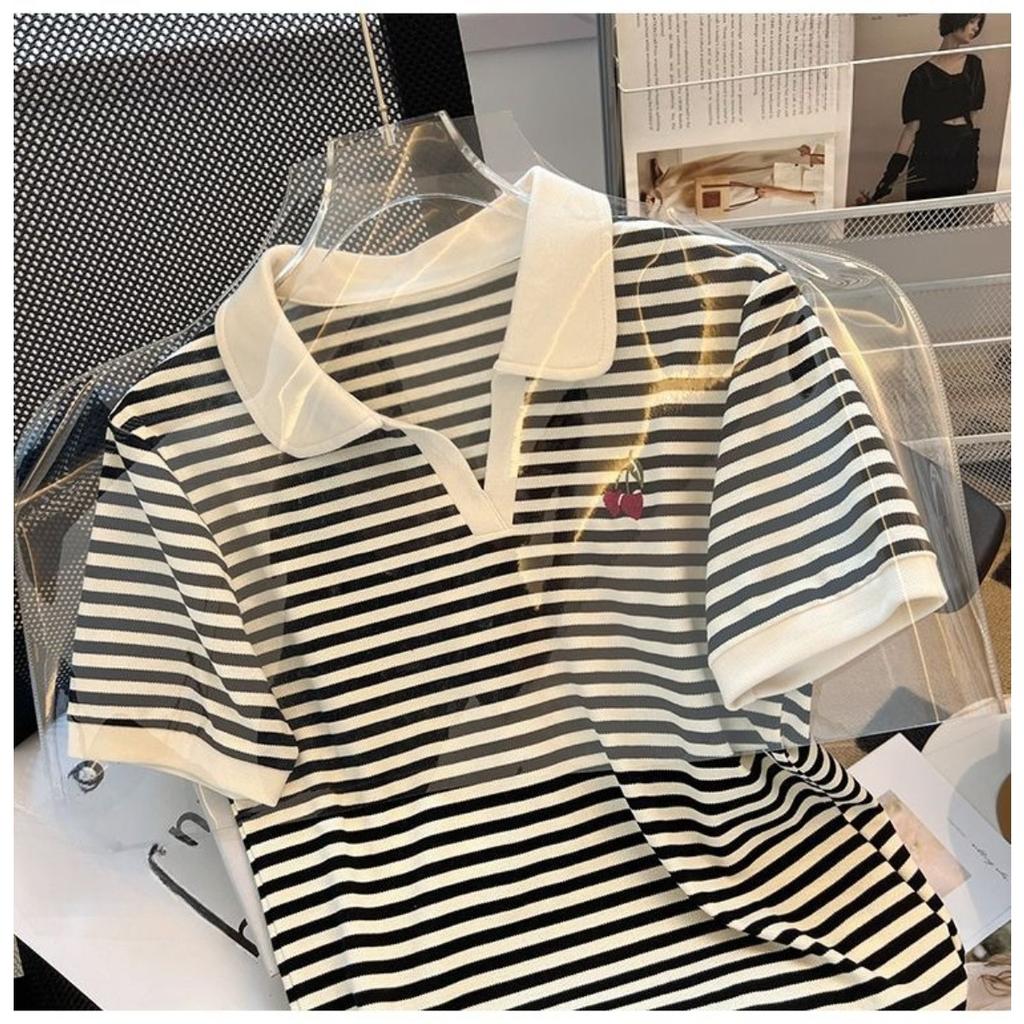 Modisches Sommer-T-Shirt für Damen mit V-Ausschnitt und kurzen Ärmeln, Stilvolles Cropped Top für zierliche Damen, Design-orientierte Unterwäsche