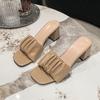 Novas pantufas frescas de salto alto para verão feminino, moda de salto grosso para uso externo, chinelo de uma palavra, salto médio, sapatos de ajuste para mulheres