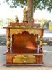 Handgefertigtes Holz-Mandir: Geprägter Bemalter Wandaltar, Braunes & Goldenes Puja Ghar