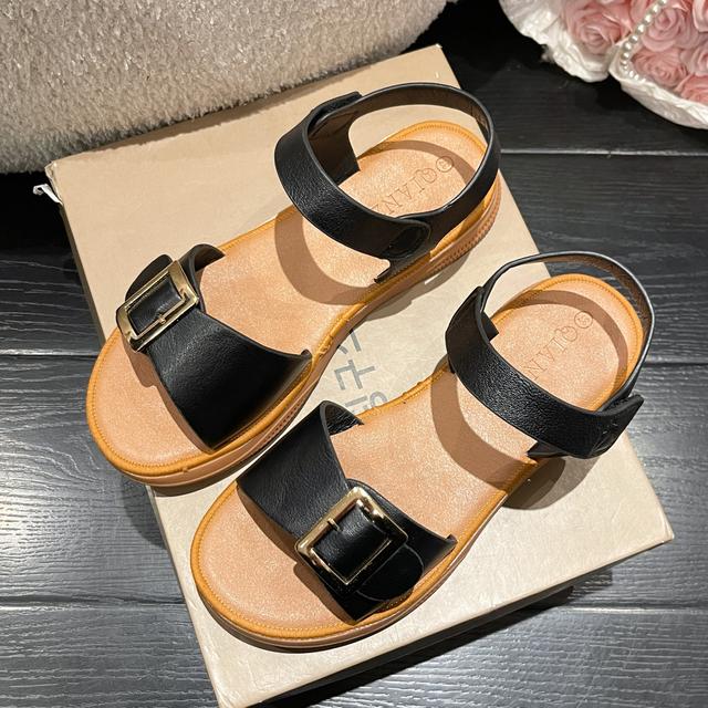 

Римские сандалии на плоской подошве, повседневная обувь, женские летние новые трендовые модные пляжные тапочки с открытой пяткой, женские удобные шлепанцы, женские шлепанцы 37 чёрный