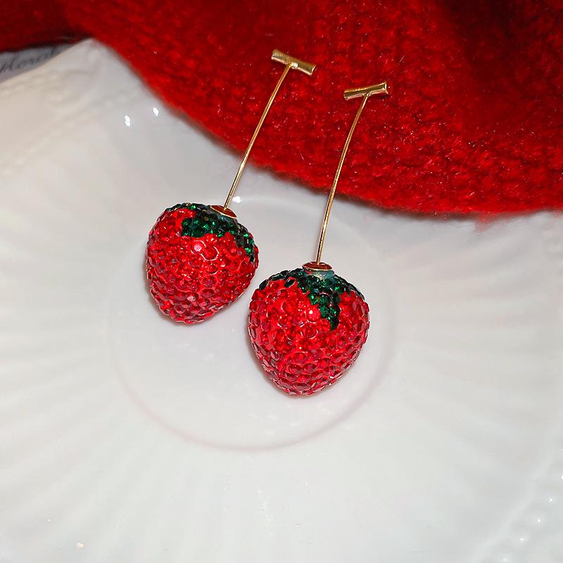 Kolczyki Srebrne z Cyrkoniami w Kształcie Truskawek: Szykowna i wszechstronna biżuteria dla kobiet inspirowana owocami