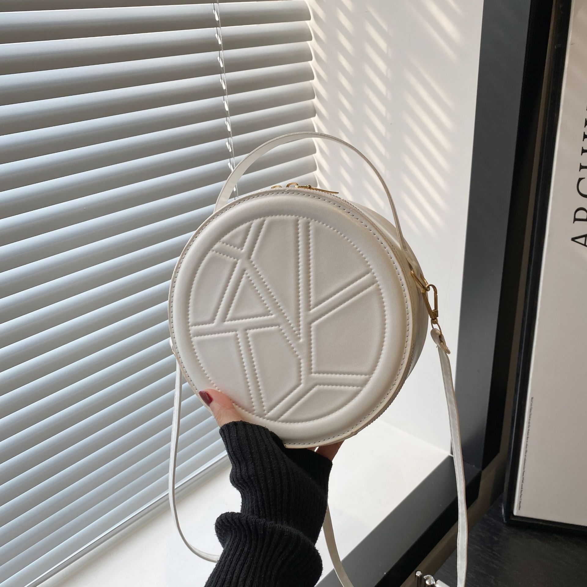 

Spring and summer new high-value fresh and sweet chain messenger bag fashionable versatile hand bag small round bag foreign shoulder bag