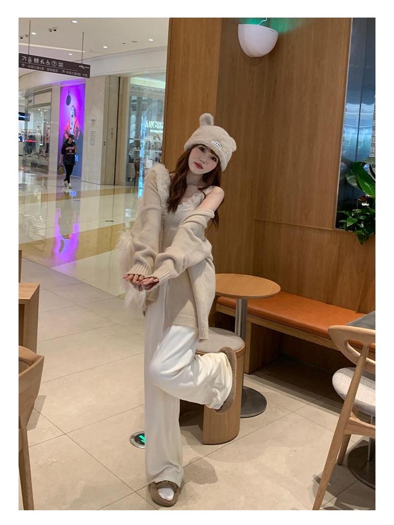 Lace V-Neck Women's Knitted Camisole: 2025 Autumn/Winter Trendy Layered Vest Design.