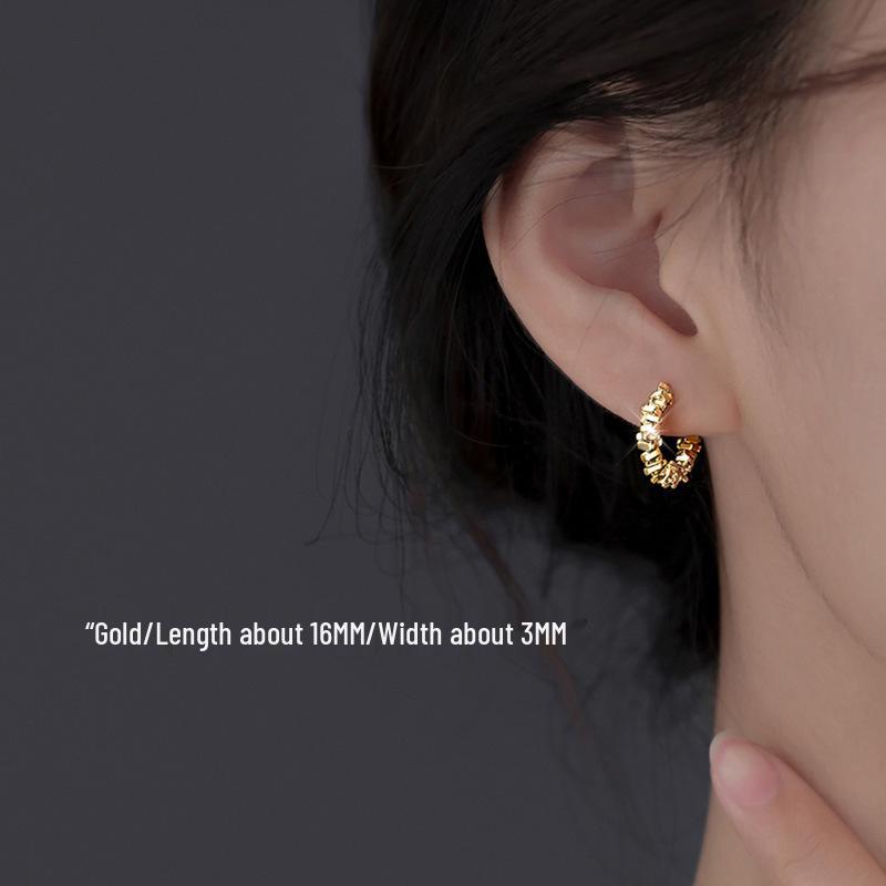 

“Стильные серебряные серьги в форме буквы C с уникальным дизайном – Хит продаж 2024, универсальный аксессуар”