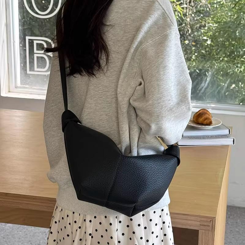 

Vintage Large Capacity Bag 2025 New Single Shoulder Versatile Fashion Crossbody Bag Commuting Dumpling Horn High-end чорний