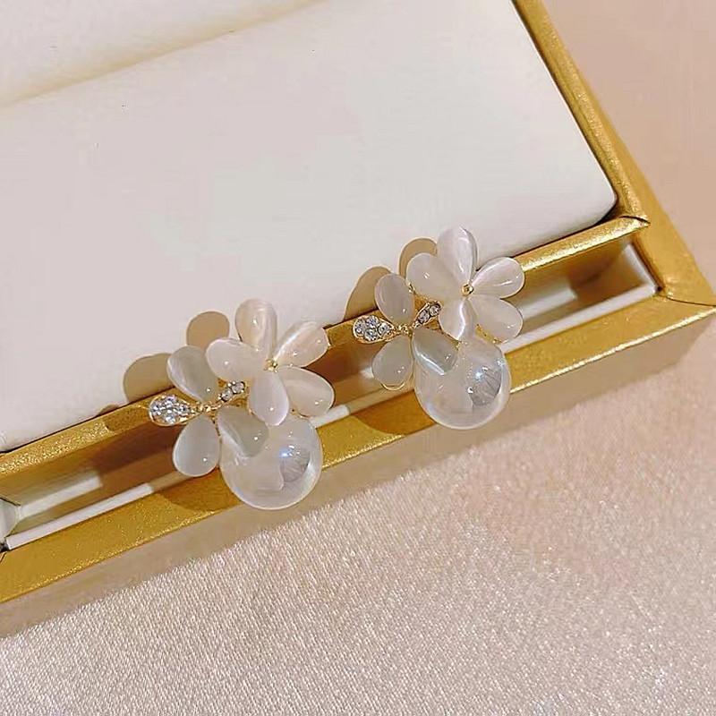 Retro light luxury pearl flower fashion earrings femininity high sense atmosphere stud earrings versatile personality earrings
