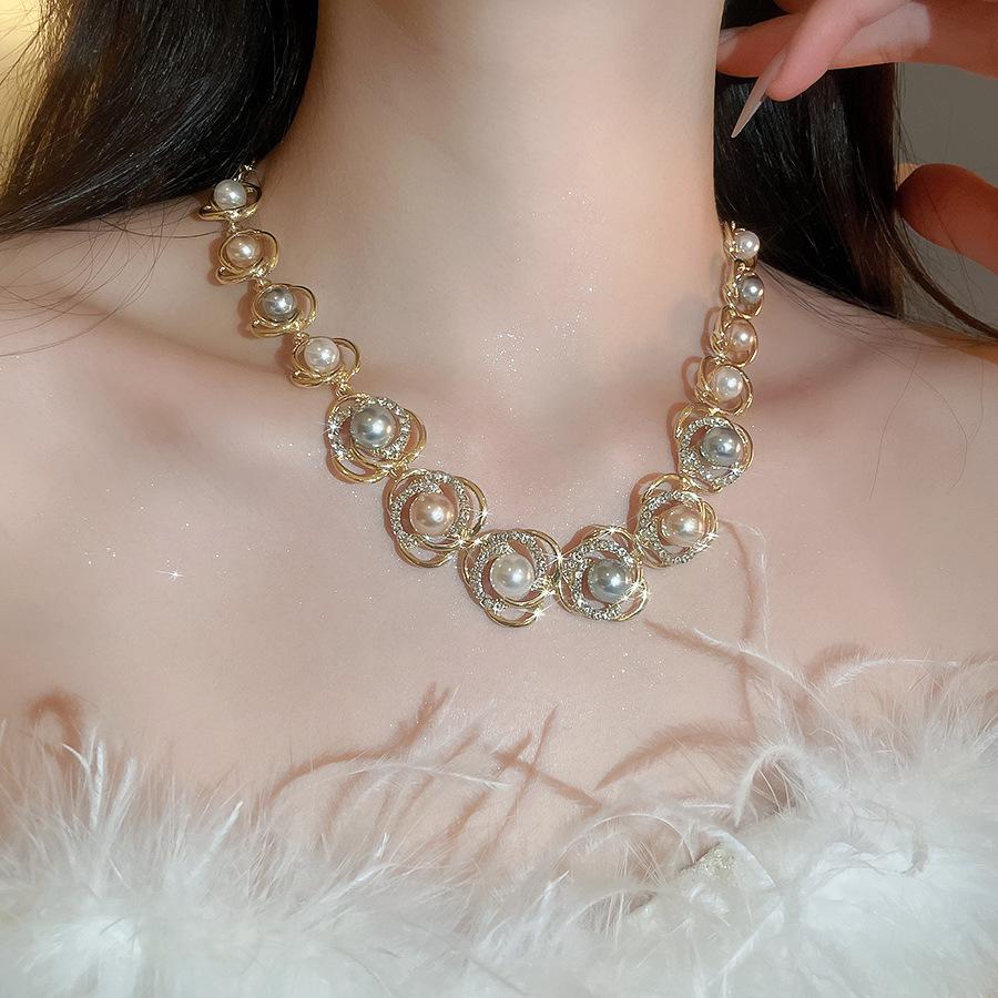 Elegant Vintage Style Choker: Diamond-Encrusted Imitation Pearl & Flower Design