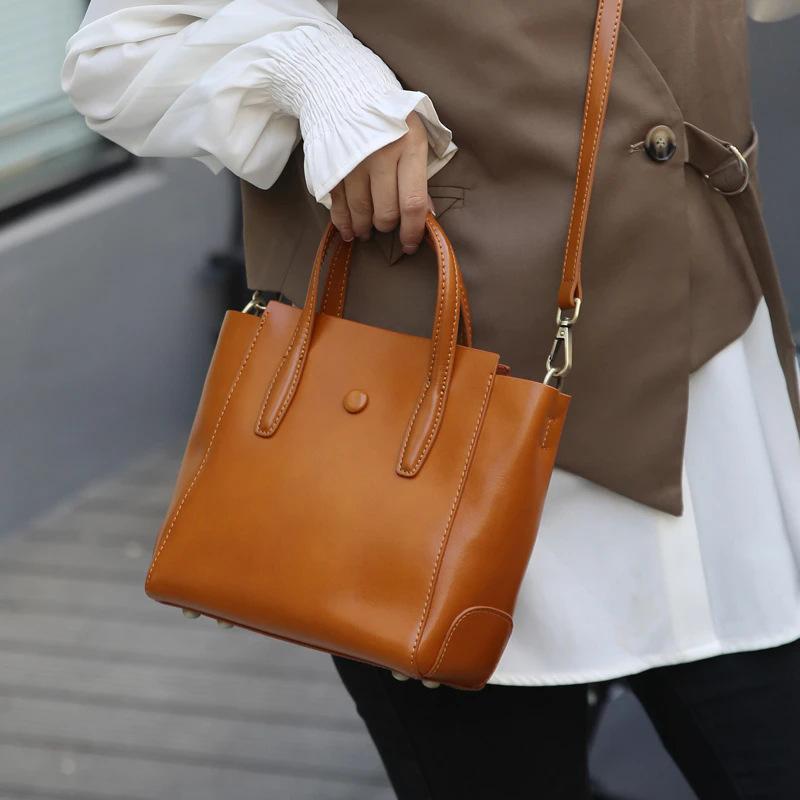 

Эта весенне-летняя кожаная наплечная сумка-тоут кроссбоди большой вместимости и универсального дизайна очень модная 25*10*21