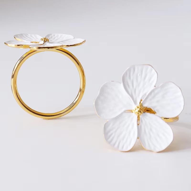 4Pcs New Plum Blossom Napkin Rings Holder Metal Flower Types Accessories For El Parties Feast Wedding Dining Table Decoration