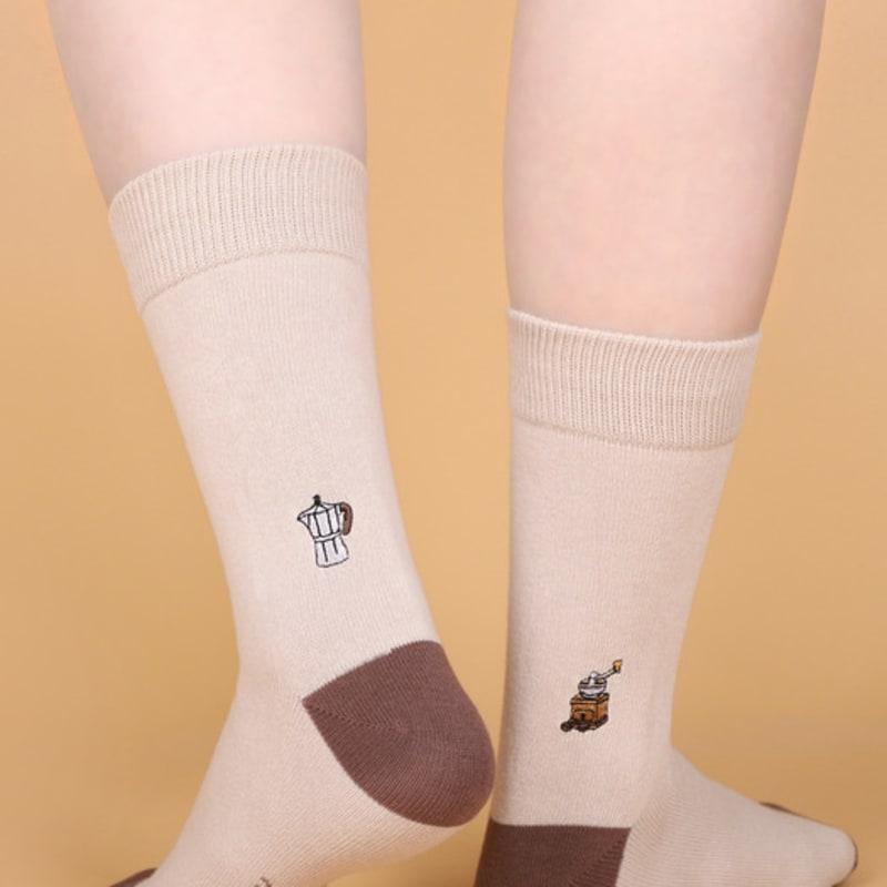 SNOOZY Moka Pot Embroidered Socks (D Beige Brown)