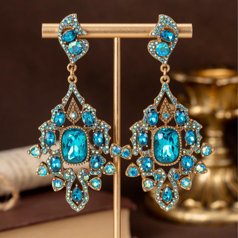 Middle Aged Vintage Palace Style Studded Earrings Heavy-duty Western With A High-end Temperament
