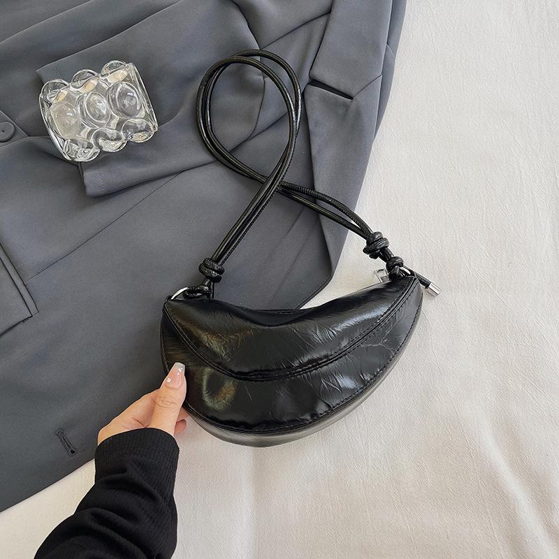 

Летняя летняя сумка через плечо большой емкости для женщин 2025 года, модная универсальная сумка-пельмень серебристого цвета Tide чёрный