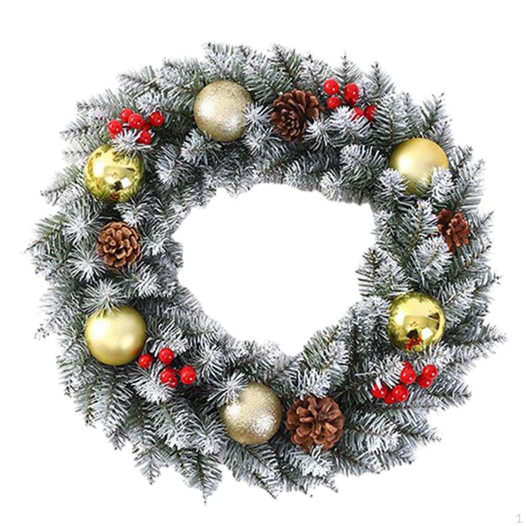 Künstlicher Weihnachtskranz mit künstlichen grünen Blättern, festliche Girlande im Landhausstil