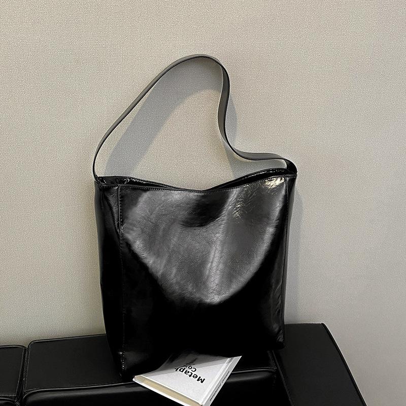 

Вместительная ретро-сумка женская осенне-зимняя универсальная новая простая сумка через плечо популярная сумка-ведро для поездок на работу чёрный