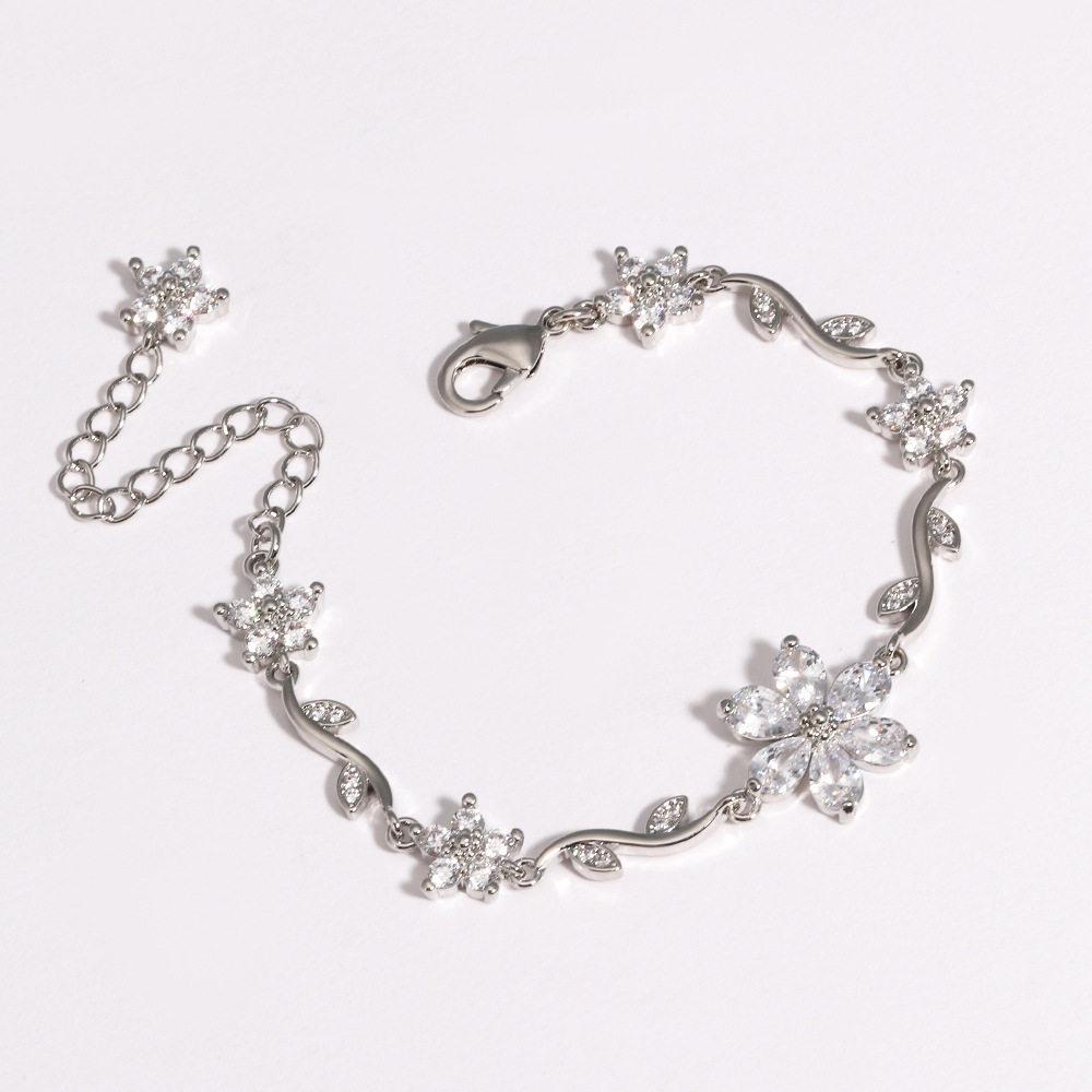 2026 New Korean Light Luxury Trendy Diamond-Inlaid Five-Petal Flower Branch Leaf Women's Bracelet Creative Versatile Flower