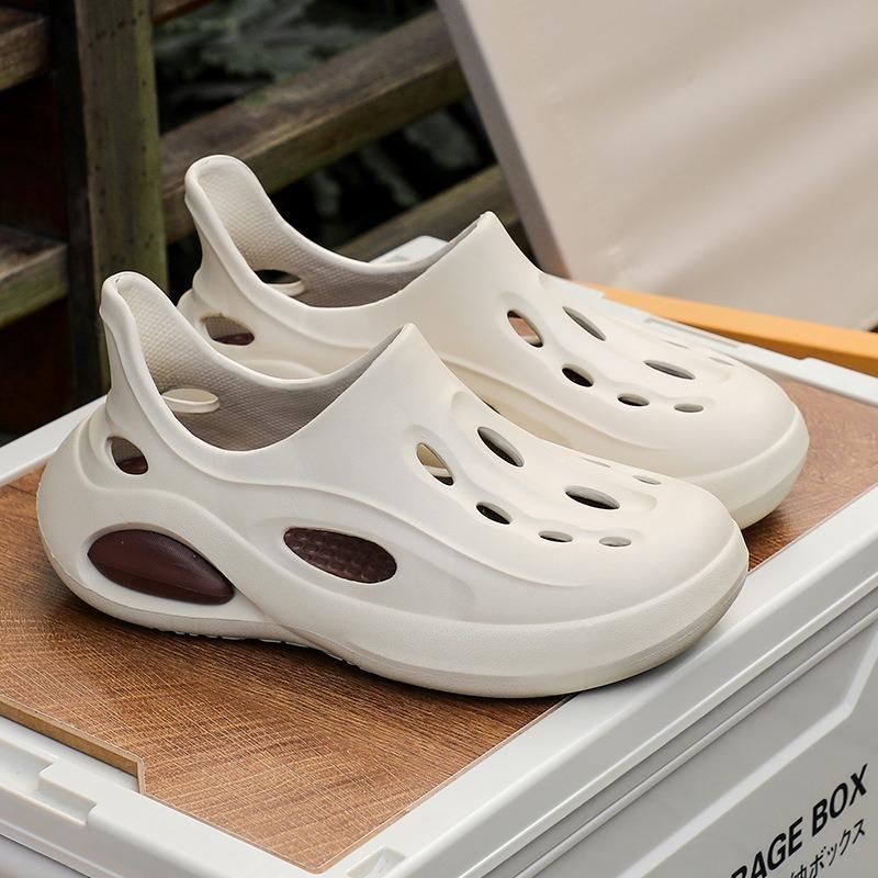 Men's Outdoor Slippers Are Lightweight and Durable Beach Shoes for Couples. Men's Sandals Are Suitable for Wearing Outside Slippers